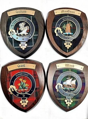 Деревянная табличка с гербом шотландского клана ручной работы — традиционный подарок — изготовлена на заказ. - Изображение 1 из 4