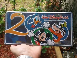 2000 Walt Disney World Nummernschild Celebrate The Future. Versiegelt NOS mit Etikett - Bild 1 von 4