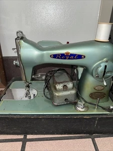 Vintage Royal Super Deluxe Precision Sewing Machine Teal/green- Tested Works - Picture 1 of 10
