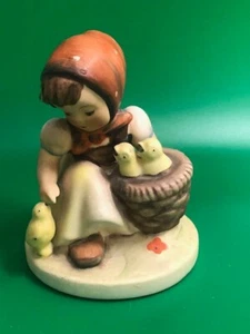 Figura de colección Napco "Chickadee" niña jugando con pollos estatuilla - Imagen 1 de 7