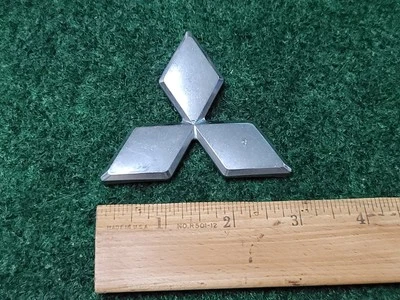 02 03 Mitsubishi Galant Parrilla Delantera Emblema Triple Diamante Logo Insignia OEM 1M1 Foto 1 de 4