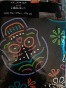 MANTEL TRASERO DE VINILO FRANELA DE FRANELA NEGRA HALLOWEEN CALAVERAS DE AZÚCAR FLORES - Imagen 1 de 3