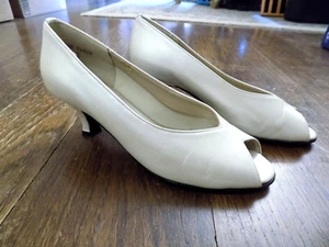 Vtg Classy Magdesians Champagne Metallic Peep Toe Pump Kitten 2" Heels 7.5 Nice - Picture 1 of 11