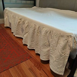 Eddie Bauer Home Matelassé Bed Skirt TWIN White Yellow Daisy Cottage Chic EUC - Picture 1 of 11