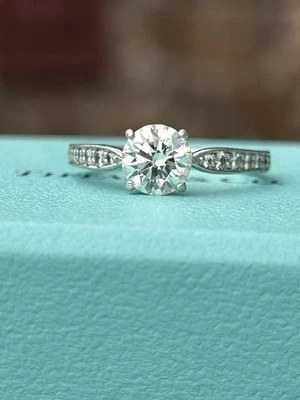 Платиновое кольцо с одним бриллиантом Tiffany & Co Harmony сертификат/оценка TCW 1,08 - Изображение 1 из 4