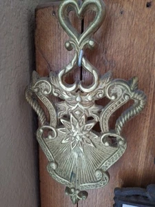 Cast Iron Trivet with Double-Heart Handle Footed/Spoon Rest - Picture 1 of 6