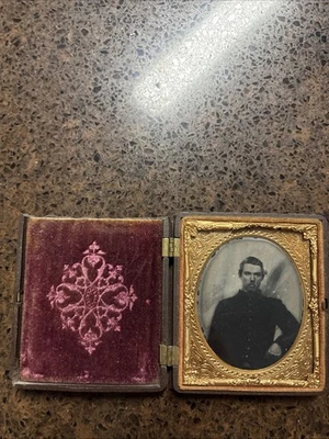 Estuche tipo terciopelo de la era de la Guerra Civil fotografía de joven soldado.  Foto 1 de 4