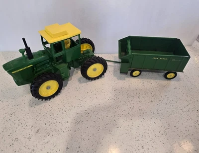 JOHN DEERE 1/16 SCALE 7520 ARTICULATING TRACTOR & 112 CHUCK WAGON-ERTL-VINTAGE - Image 1 of 4