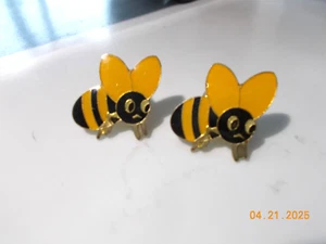 Paar identische Hummel-Nadeln, verbunden mit einer Job's Daughters Veranstaltung - Bild 1 von 2