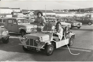 30x20cm orig photo 1973 Gilbert Becaud in Mini Moke in St Tropez R4 original model photo - Picture 1 of 2