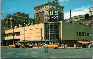 Postal de OMAHA, Nebraska de la década de 1950 "OVERLAND GREYHOUND BUS DEPOT" vista a la calle - Imagen 1 de 2