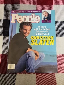 People Magazine Sept 27 1993 Christian Slater, Raymond Burr, Gloria Trevi ungelesen  - Bild 1 von 17