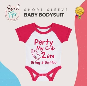 PARTY MY CRIB 2 UHR MORGENS BRING A BOTTLE MÄDCHEN JUNGEN BABY BODY ANZUG MITWACHSENDE WESTE KINDERGESCHENK - Bild 1 von 1