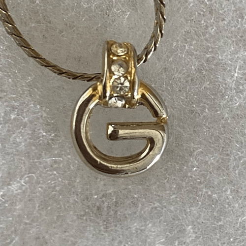 Collana Logo Givenchy ""G"" con Strass.