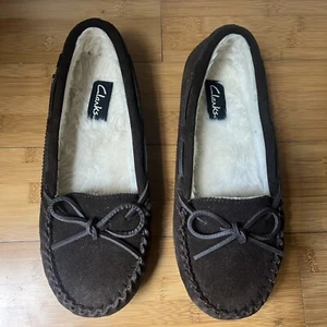 Clarks House Slippers Womens 9M Brown Suede Moccasin Indoor Outdoor JMH1908 - Picture 1 of 11