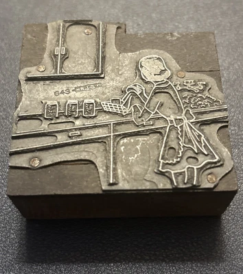 Mujer lavando platos en fregadero años 50 | Bloque de impresión tipográfica vintage Foto 1 de 3