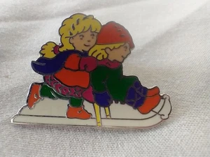 1 1/4"VINTAGE OLYMPIC BOBLED TEAM EMAILLE ANSTECKNADEL~KINDER~7/8"HOCH~BROSCHE~1992~METALL - Bild 1 von 3