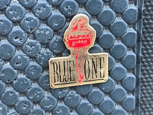  pins PINS BADGE PIN-UP SEXY BLUE ONE VIDEO CINEMA - Picture 1 of 1