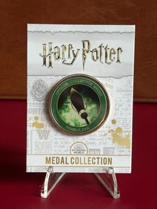 S23) RARE HARRY POTTER MEDAL COIN IN CARD NIMBUS 2001 BROOMSTICK JK ROWLING - Picture 1 of 2