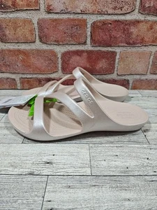 Crocs Kadee II schimmernde Damen-Riemchensandalen Größe 7 hellrosa 211713-6UR neu mit Etikett - Bild 1 von 9