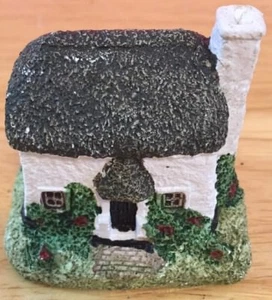 Cottage in ceramica vintage campagna europea senza marchio 2-1/4"" alto 2-3/8"" largo - Foto 1 di 7
