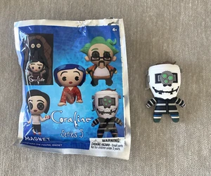 Laika Neil Gaiman Coraline Monograma Figura Imán Wybie Lovat Coleccionable 2024 - Imagen 1 de 4