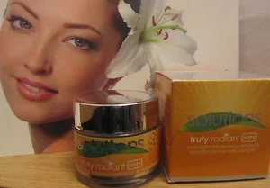 Emulsión retexturizante AVON Solutions 100% genuina verdaderamente radiante durante la noche 50 ml - Imagen 1 de 1