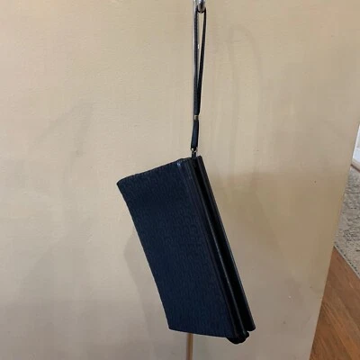 ПОТРЯСАЮЩИЙ ПОДЛИННЫЙ PIERRE CARDIN ЧЕРНЫЙ ЛОГОТИП ХОЛСТ LGE ЗАСТЕЖКИ С РЕМЕШКОМ ВЕЧЕРНЯЯ СУМКА - Изображение 1 из 4