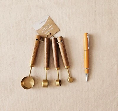 Cucharas medidoras chapadas en oro con mango de madera del mercado mundial de 4 piezas / nuevas con etiquetas Foto 1 de 4