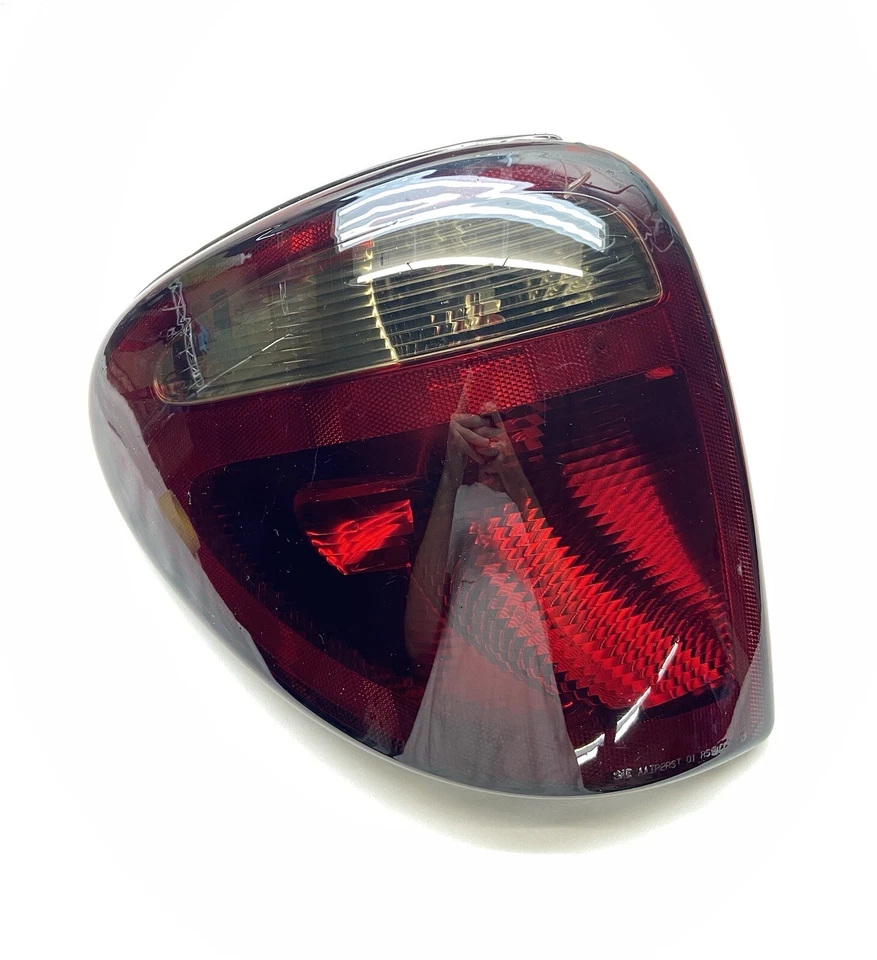 Lanterna traseira lateral esquerda do motorista Dodge Caravan 2004-2007 com verniz escuro fabricante de equipamento original - Imagem 1 de 4