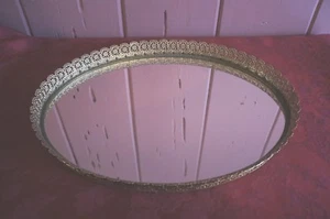Vintage. OVALER WASCHTISCHABLAGE MIT GOLDFARBENEM FLORALEM THEMA RAHMEN - Bild 1 von 3
