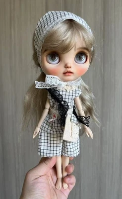 Ropa para muñeca Blythe -- Conjunto de ropa informal a cuadros blancos y negros para niñas (ÚNICO EN SU CLASE) Foto 1 de 4