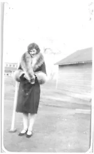 HÜBSCHE DAME IM NERZ, WISCONSIN DELLS, 1930ER JAHRE.VTG 4,2" x 2,5" FOTO*12 - Bild 1 von 2