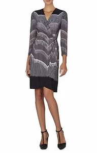 NEU BCBG MAXAZRIA SCHWARZ KOMBI ADELE BEDRUCKTES WICKELKLEID IBW65C18/M662A GRÖSSE XS - Bild 1 von 3