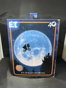 E.T. & Elliott mit Fahrrad Actionfigur 40th Anniversary NECA Brandneu - Bild 1 von 5