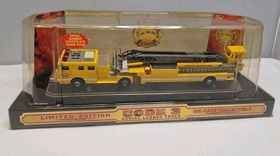CODE 3 HONOLULU AERIAL SEAGRAVE LADDER 31 1:64 FIRE TRUCK LIMITED EDITION 12660 - Image 1 of 4