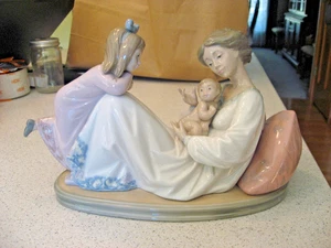 Vintage Lladro Newest Edition 1606 Porcelain Figurine - Mother, Daughter & Baby - Picture 1 of 6