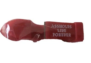 Apribottiglie Assholes*s Live Forever con catena attaccata per comodità NUOVO - Foto 1 di 5