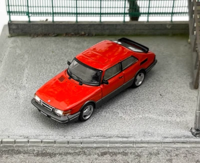 Asfalto 1:64 Rojo SAAB 900 Turbo Hatchback Modelo Deportivo Diecast Metal Coche Foto 1 de 4