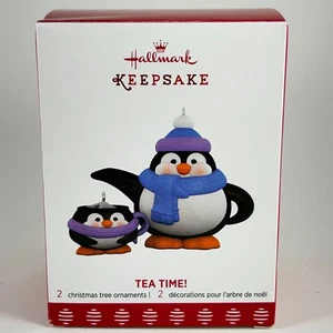 Neu im Karton 2017 Tea Time Pinguine Hallmark Ornament #2 - Pinguin Teekanne & Tasse 2er Set - Bild 1 von 8