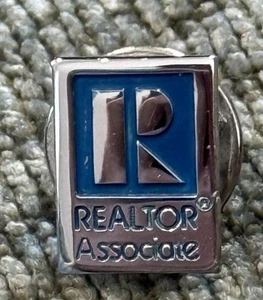Pin/tachuela de solapa REALTOR ASSOCIATE “R” plateada/azul - Imagen 1 de 3