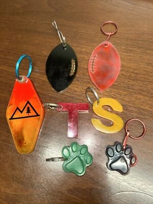 Lote de 7 Llaveros Hechos a Mano Resina Fútbol Letras Patas y Explora Foto 1 de 4