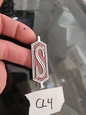 DE COLECCIÓN 1971 OLDSMOBILE CUTLASS SUPREME "S" GUARDABARROS EMBLEMA OEM 411259 GM Foto 1 de 3
