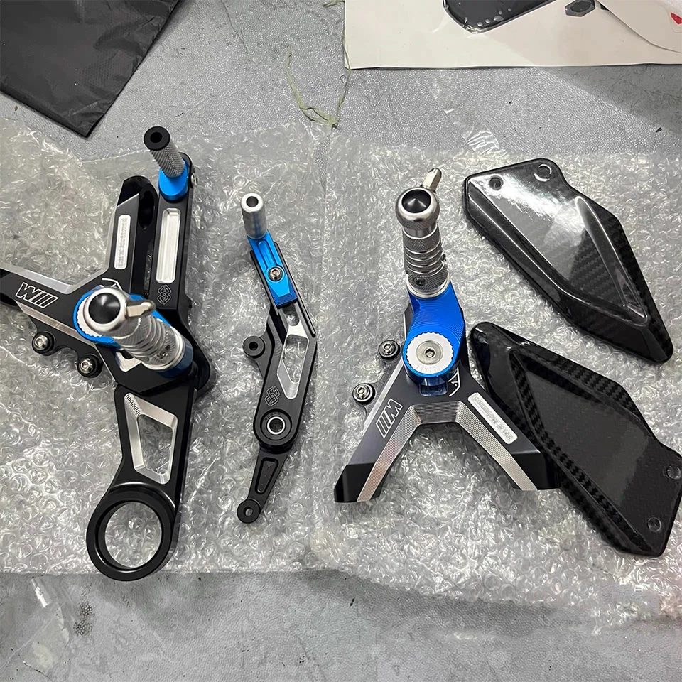 Reposapiés ajustable de fibra de carbono apto para BMW S1000RR 2019-2024 Foto 1 de 4