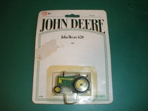 John Deere 1/64 - 620 Tractor - ERTL Diecast Tractor - #5205 on Bad Card - Picture 1 of 3