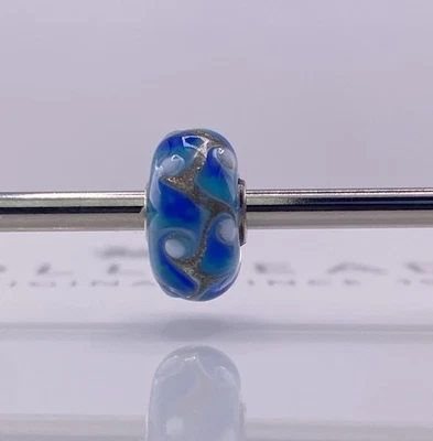 Cuenta de vidrio arlequín Trollbeads azul con detalles blancos y dorados Foto 1 de 4