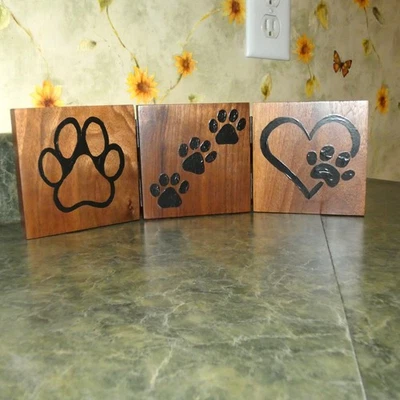 Mesa o expositor de escritorio con estampado de patas de madera de tres paneles, acabado oscuro Foto 1 de 4