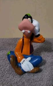 Vintage Disney Sitting GOOFY Squeaky Bath Toy 6" Rubber Figure PVC Topper - Picture 1 of 5