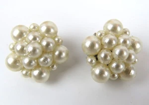 Orecchini Vintage Clip On Perle Finte Bianche Perline Bottone a Grappolo Largo 1" - Foto 1 di 3