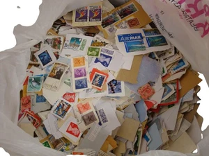 International and UK stamps on paper 4.5kg - Picture 1 of 3
